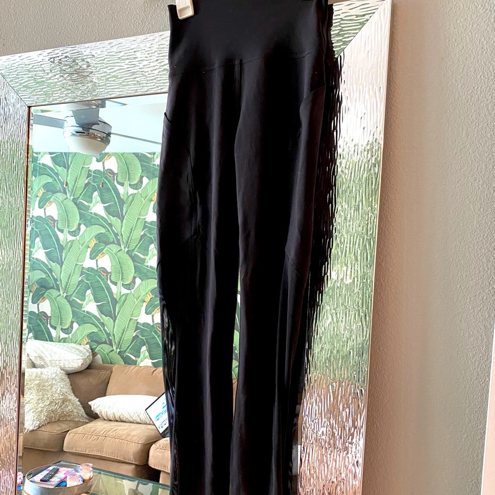 Lulu Lemon Luxstream high rise w/ mesh paneling